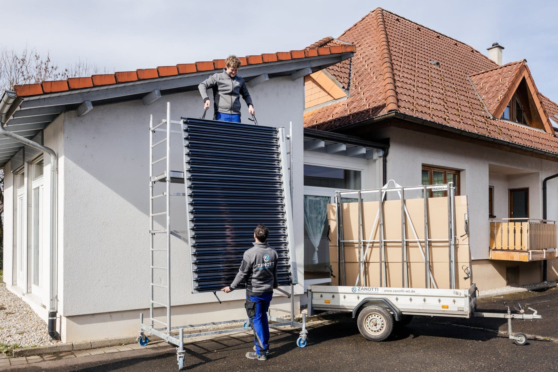 Zanotti-Fachkräfte montieren Solartechnik an einem Wohnhaus